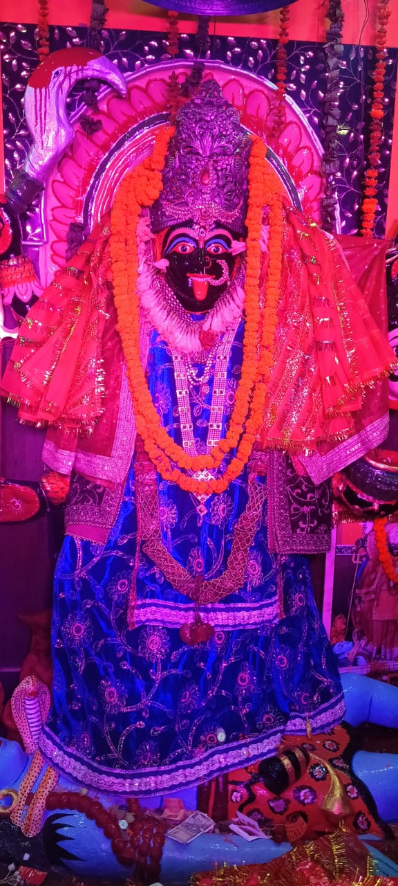 आज दिनांक 12 अगस्त को सावन माह के चवथे सोमवार को लेकर आज सुबह से ही रात्रि लगभग 8 बजे तक दिखी मंदिरों पर भारी भीड़