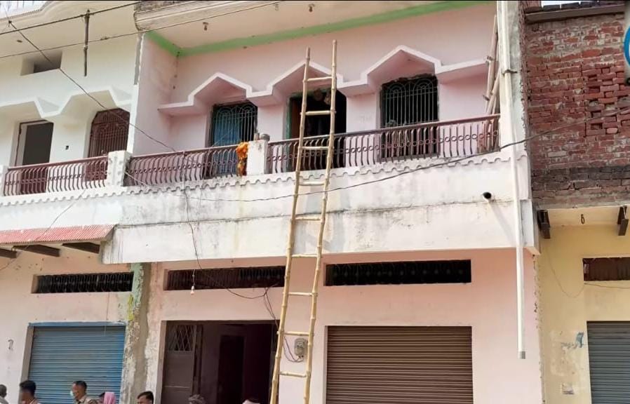 बंद कमरे में शव मिलने से मचा हड़कंप
