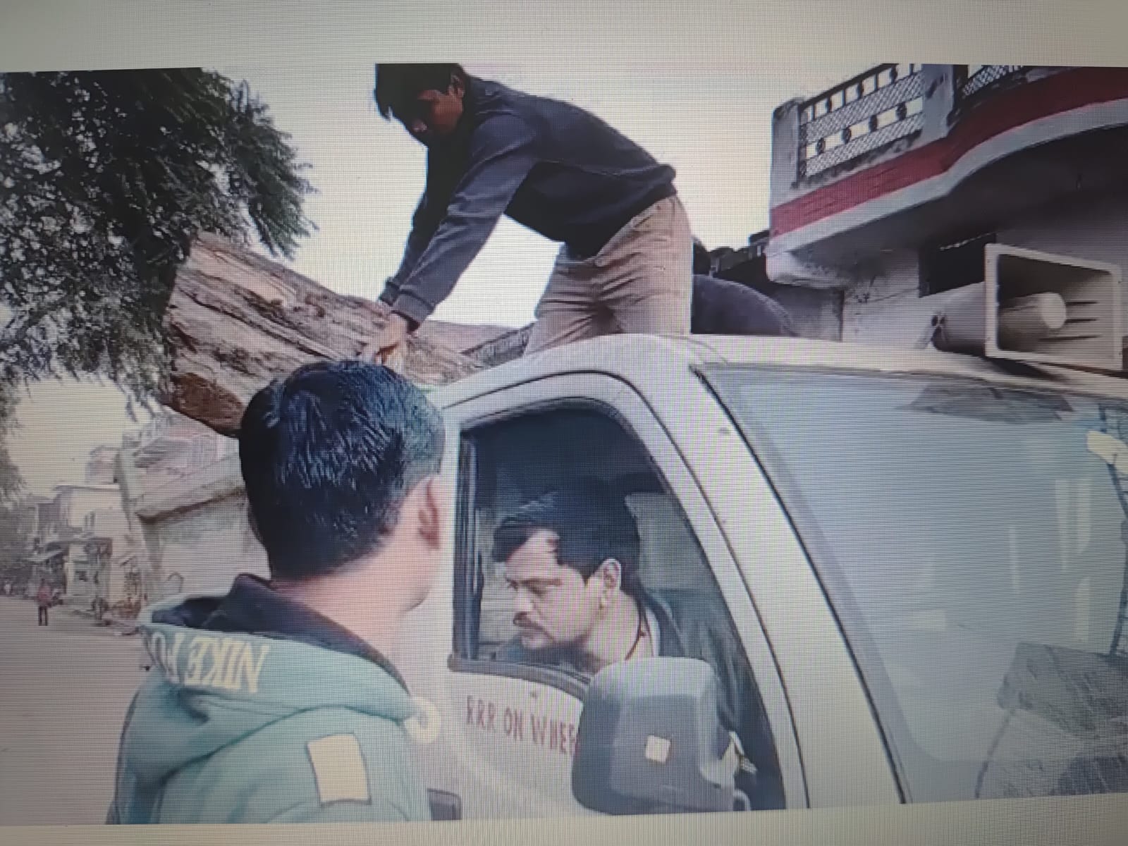 ठण्ड से बचाव के लिए शंकरगढ़ मे अलाव की हुई व्यवस्था