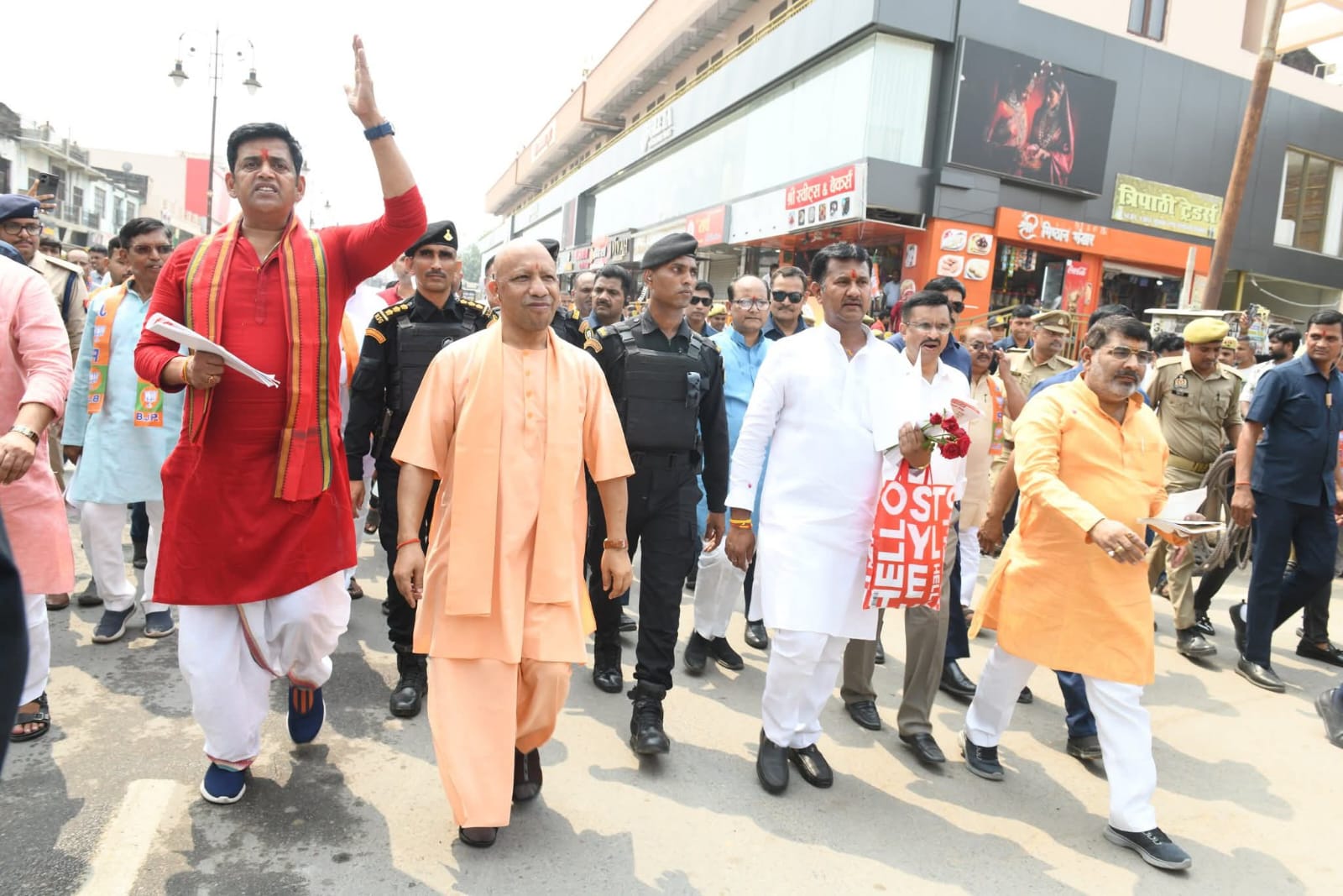आज गोरखपुर में माननीय मुख्यमंत्री परम पूज्य श्री MYogiAdityanath जी महाराज के साथ नेक्स्ट जेन जीएसटी रिफॉर्म के सम्बन्ध में व्यापारियों से जनसम्पर्क एवं संवाद का अवसर मिला।