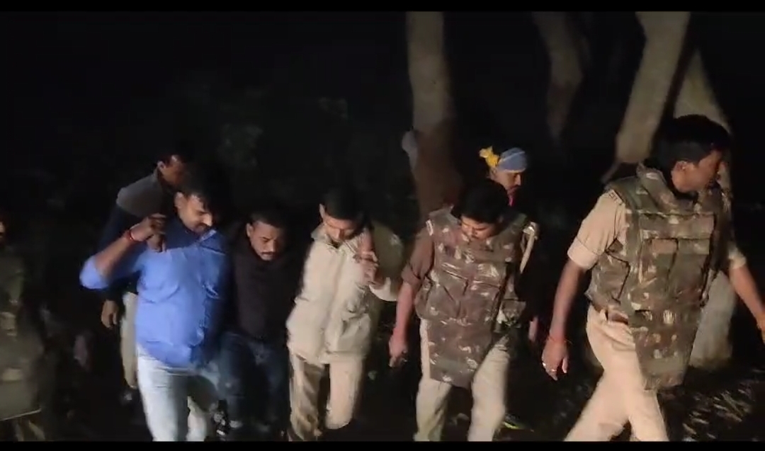 महराजगंज जिले के पुरंदरपुर थाना क्षेत्र के लक्ष्मीपुर जंगल मे पुलिस मुठभेड़ में एक बदमाश घायल दो फरार