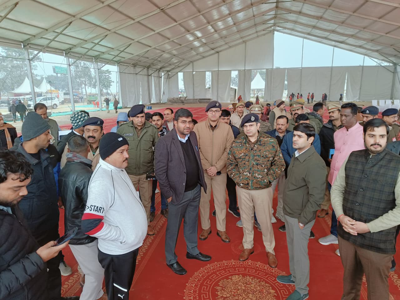 गोरखपुर महोत्सव की तैयारियों का जिलाधिकारी व डीआईजी/एसएसपी ने पहुंच कर किया निरीक्षण