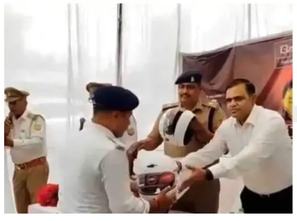 शास्त्री चौराहे पर 500 से अधिक हेलमेट वितरित, ट्रैफिक नियमों के पालन की अपील