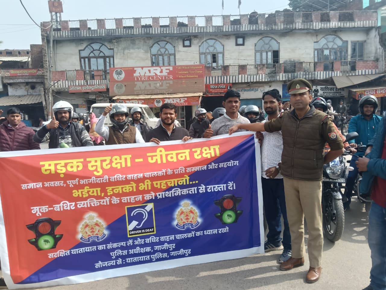 मूक-बधिर वाहन चालकों के सम्मान में उतरी पुलिस, 'डेफ लोगो' के प्रति किया जागरूक