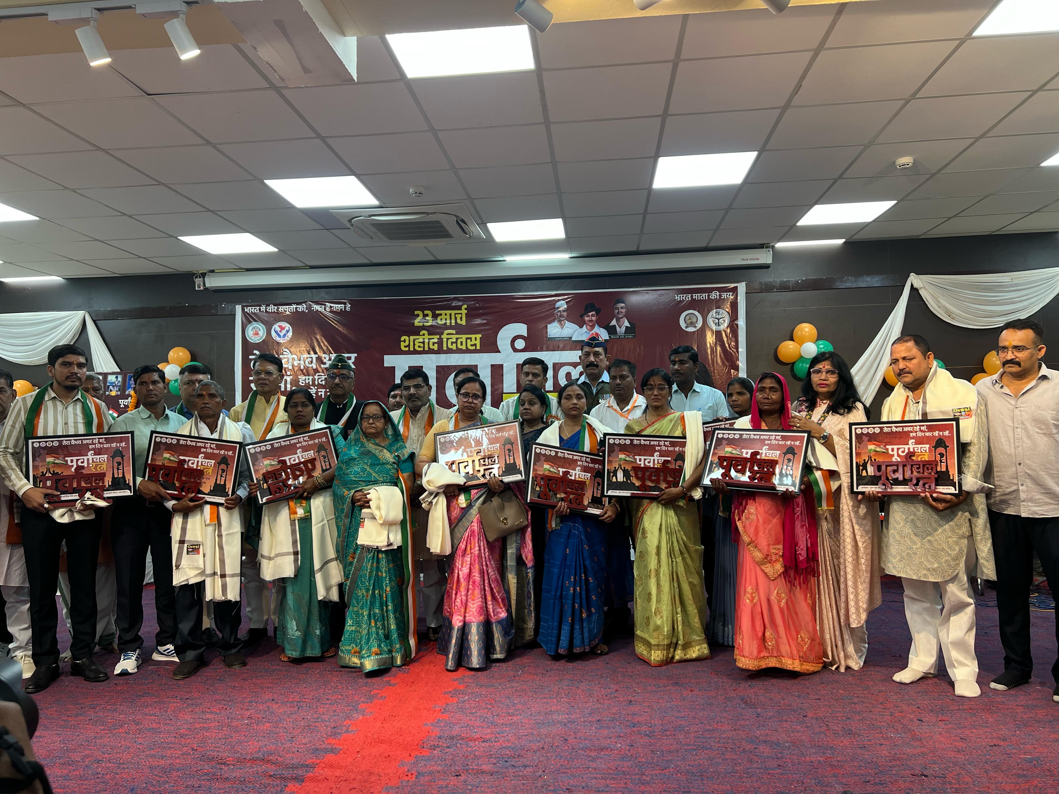 पूर्वांचल रत्न के मंच से सम्मानित हुए शहीदों के परिजन