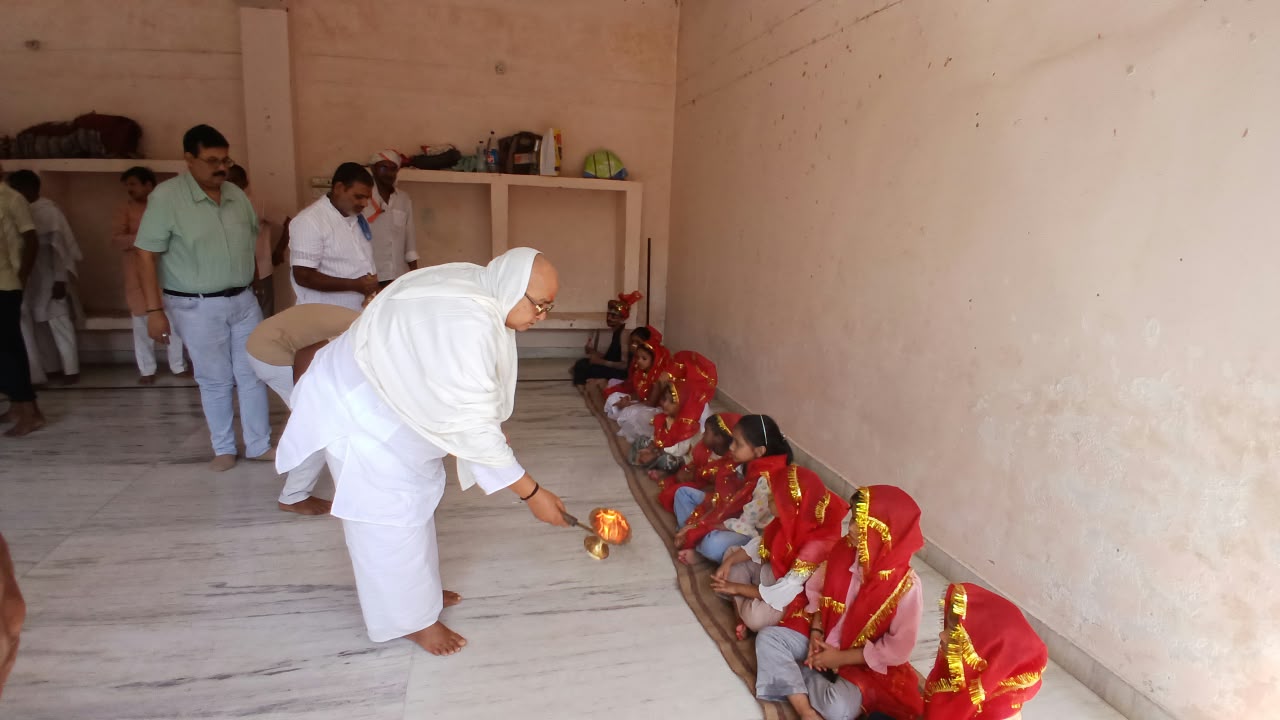 महानवमी पर अघोर पीठ में नौ कन्याओं एवं बटुक भैरव का पूजन, गुरुदेव अवधूत छबीले राम जी ने चरण पखारकर कराया भोजन