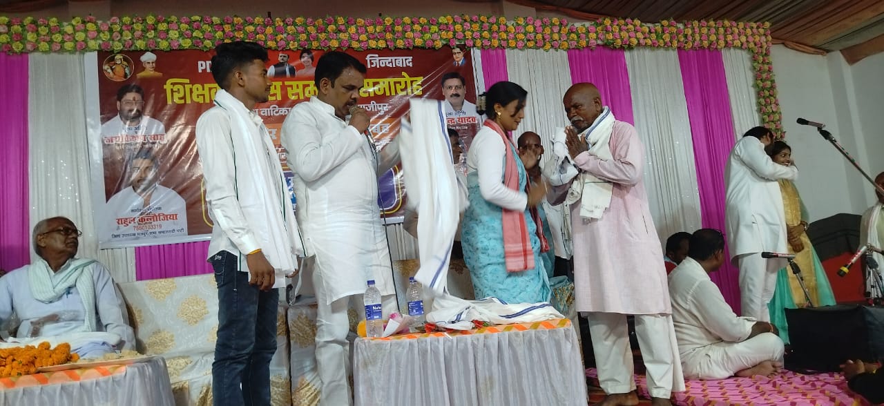 मधु वाटिका रामपुर जगन में  किया गया आयोजित शिक्षक दिवस सम्मान समारोह पर शिक्षक  सेवानिवृत्त शिक्षकों का सम्मान किया गया।