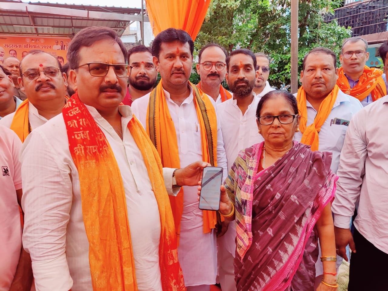 भारतीय जनता पार्टी कार्यकर्ताओं की पार्टी है । जाति, धर्म, वर्ग , से ऊपर उठकर सबका साथ, सबका विकास के  आधार पर काम करतीं हैं -                डॉ धर्मेंद्र सिंह