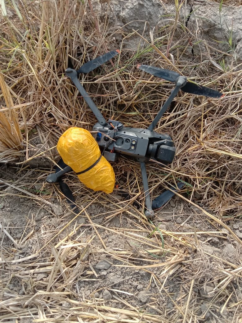 14 दिसंबर को सीमा सुरक्षा बल (बीएसएफ) के जवानों ने सीमा बाड़ के आगे गश्त करते हुए अमृतसर (आर) जिले के नेस्टा गांव के पास खेती के खेत में संदिग्ध वस्तु देखी