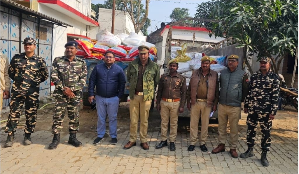 नेपाल सीमा से सटे सोनौली कोतवाली क्षेत्र के बहुचर्चित गांव शेष फरेंदा में पुलिस ने मुखबिर की सूचना पर आज गुरुवार की सुबह गांव की घेराबंदी कर अवैध तरीके से नेपाल भेजने के लिए लावारिस रखी गयी 102 बोरी मटर और 54 बोरी चीनी बरामद कर सीज कर दिया है।