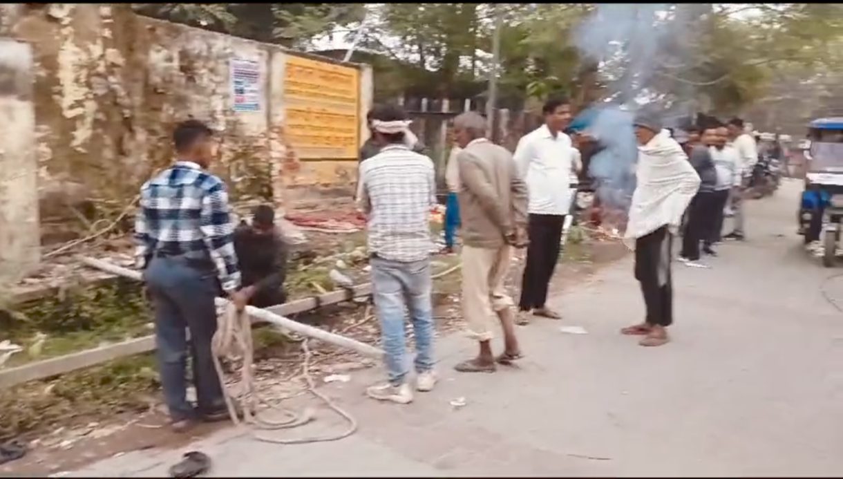 हड़हवा फाटक क्रासिंग के पास बिजली के दो खंबे गिर गए