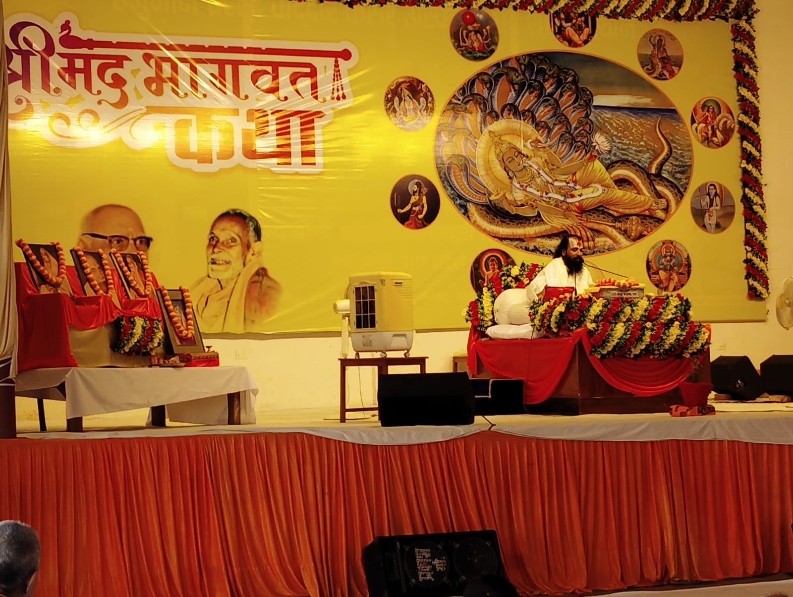 सार्वभौम गृहस्थ संत *नित्यलीलालीन परम श्रद्धेय भाईजी श्रीहनुमान प्रसाद जी पोद्दार एवं पूज्य श्रीराधाबाबा की तपोभूमि गीता वाटिका प्रांगण में श्रीभाईजी की 132वें जयंती के अवसर पर पूज्य श्री नरहरि दास जी महाराज के व्यासत्व में दिनांक 21 सितंबर से 28 सितंबर तक श्रीमद्भागवत कथा का आयोजन किया गया है।*