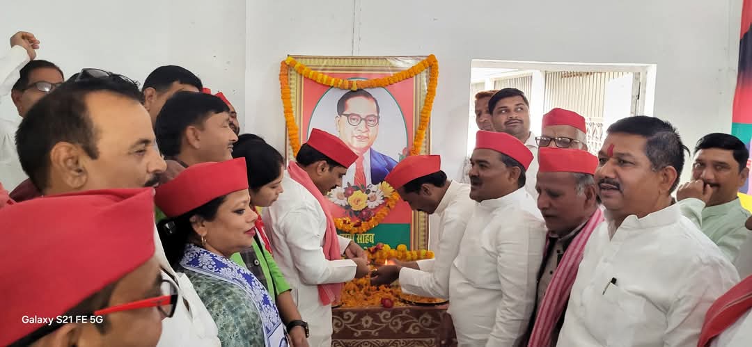 समाजवादी पार्टी के बेतियाहाता स्थित कार्यालय पर बाबा साहेब डॉ भीमराव अंबेडकर की जयन्ती जिलाध्यक्ष ब्रजेश कुमार गौतम की अध्यक्षता में मनाई गई