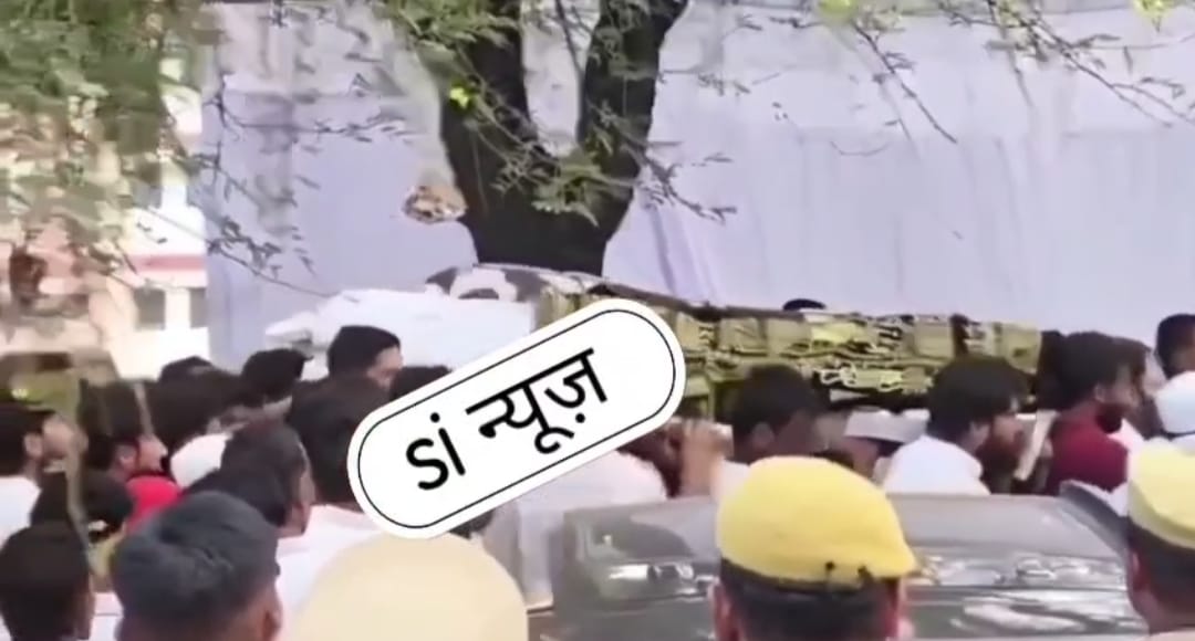 आबान का शव कसारी-मसारी कब्रिस्तान लाया गया, भारी भीड़ के बीच सुपुर्द-ए-खाक