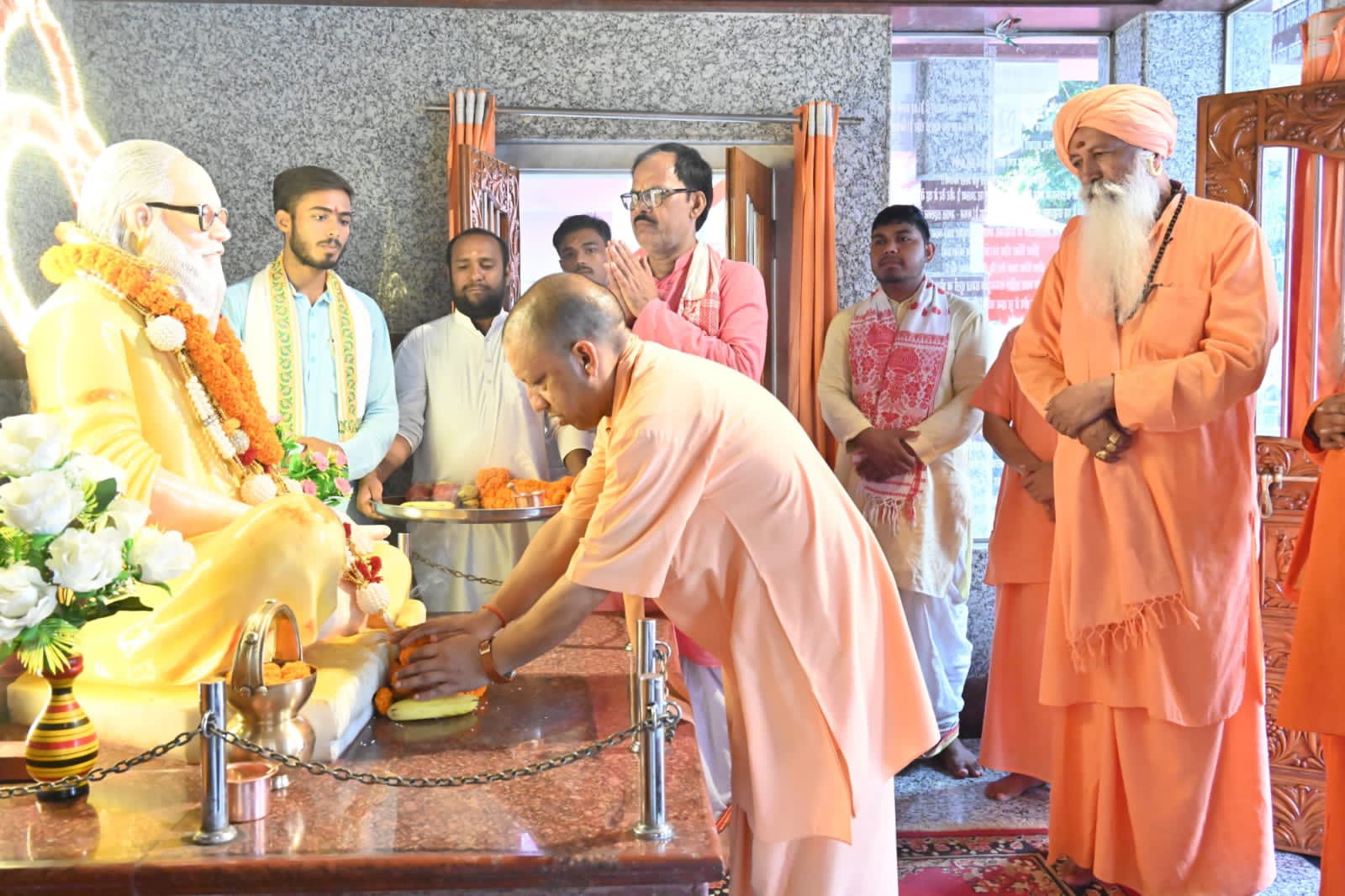 तीन दिवसीय दौरे पर CM योगी पहुंचे गोरखपुर के गोरखनाथ मंदिर