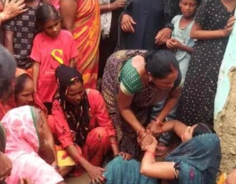 गांव में पार्टी के पैसो को लेकर दबंगों ने मां-बेटे को मारपीट कर किया गंभीर रुप से घायल, मां की मौत