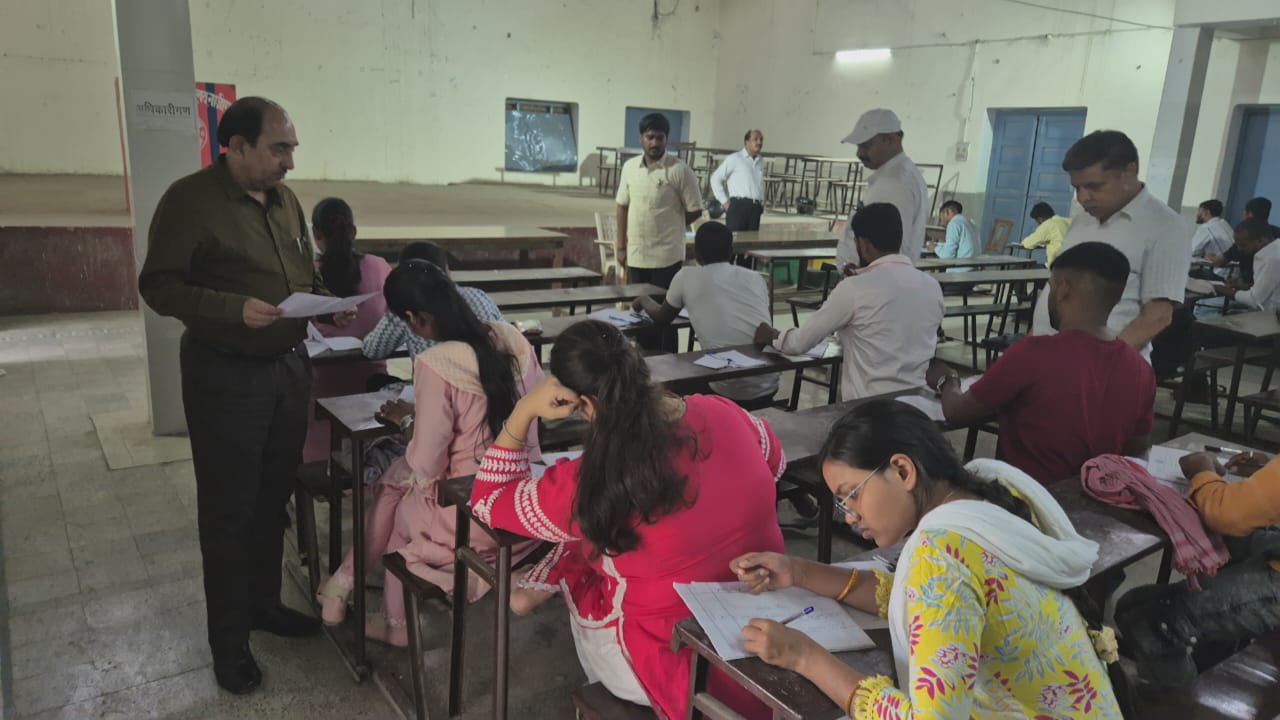 बीएड परीक्षा में अंतिम दिन नकल करते 5 छात्र-छात्राएं रिस्टीकेट