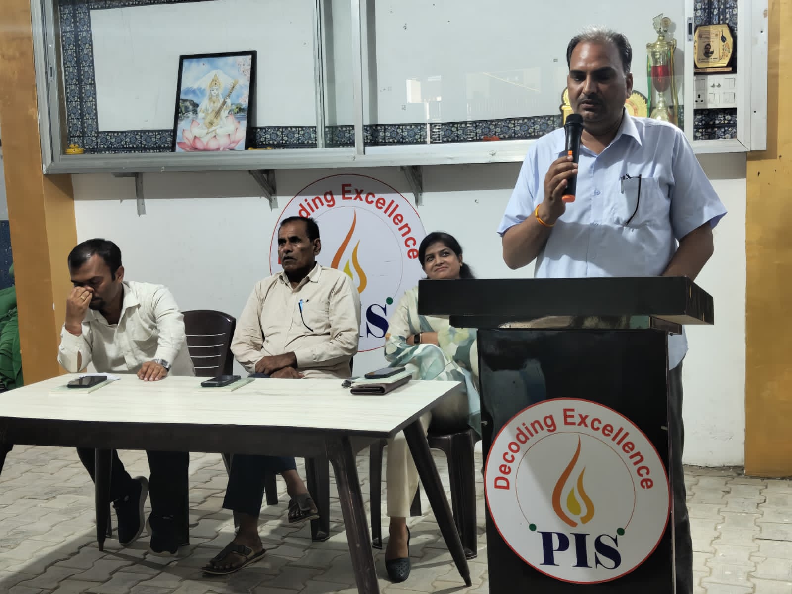 ग़ाज़ीपुर मासिक रचनाकार संगोष्ठी: साहित्य की जाति और धर्म साहित्य की एकमात्र जाति और धर्म है लोकमंगल