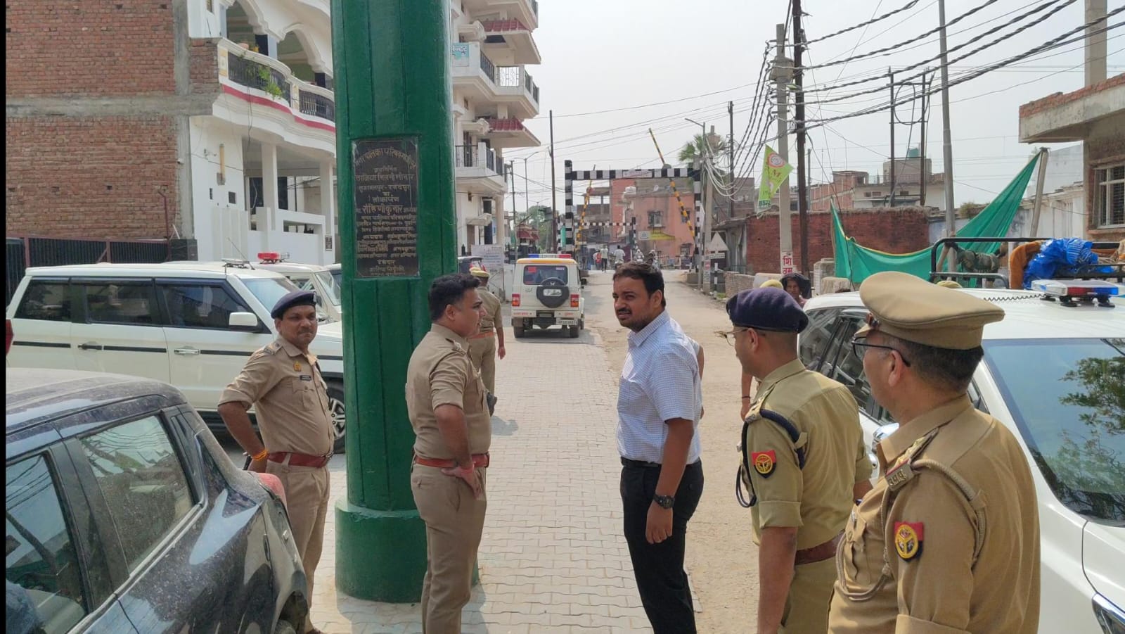 आगामी मुहर्रम पर्व के दृष्टिगत  जिलाधिकारी व  पुलिस अधीक्षक  गाजीपुर द्वारा थाना कोतवाली चौकी रजदेपुर क्षेत्र अंतर्गत ताजिया रखने वाले स्थानों और पारंपरिक जुलूस मार्गों का संयुक्त निरीक्षण किया गया।