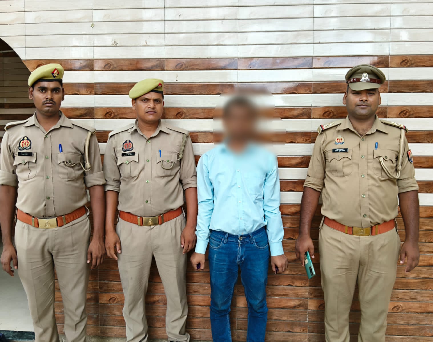 गाजीपुर का मोस्ट वॉन्टेड चढ़ा कानून के हत्थे! 50 हजार का इनामिया को एसटीएफ ने प्रयागराज जंक्शन से दबोचा"