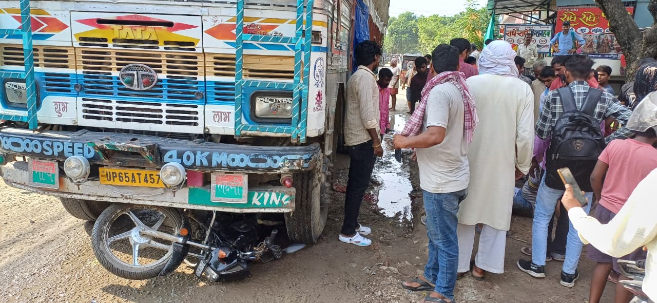 ट्रक ने बाइक सवार को मारा टक्कर , बाइक सवार गंभीर रूप से घायल