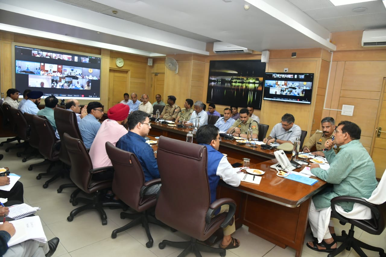 उत्तर प्रदेश के ऊर्जा मंत्री अरविंद शर्मा अपने पुराने तेवर में दिखे, चेयरमैन से प्रदेश भर के XEN तक की मीटिंग ली