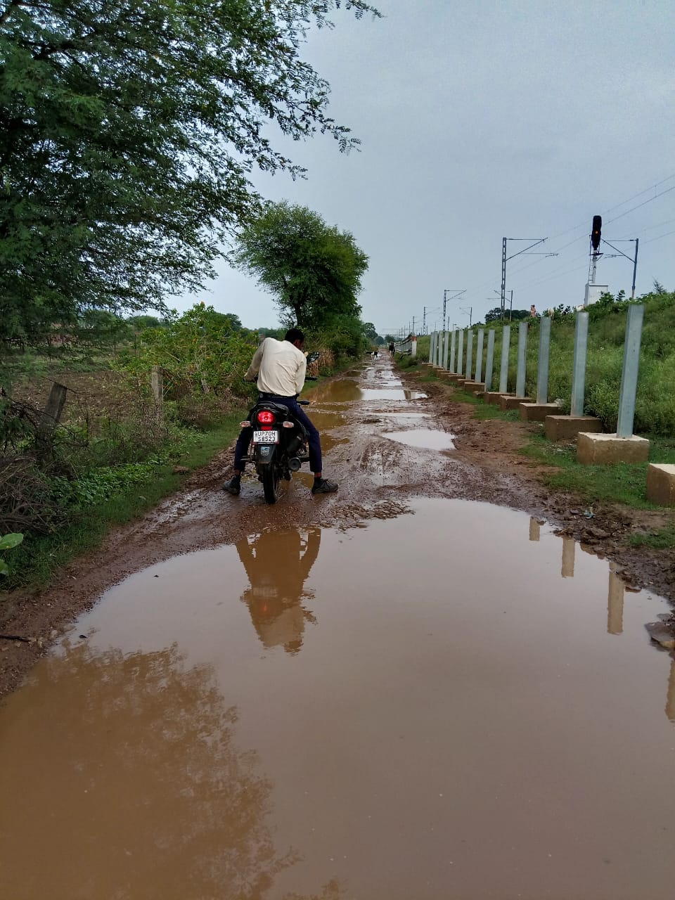 पहली ही बारिश में डूबी शिक्षा की राह, सेमरी तरहार में दलदल से जूझ रहा बचपन