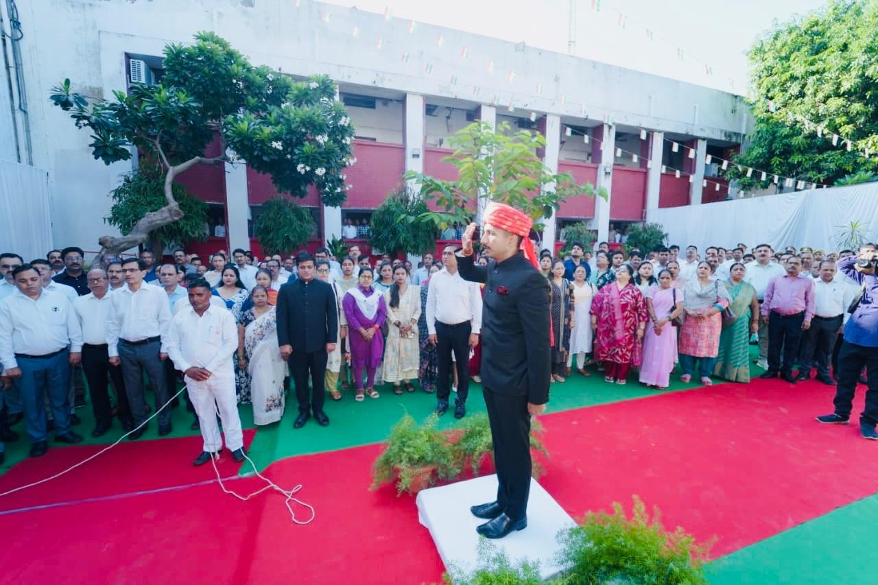79वाँ स्वतंत्रता दिवस धूमधाम से मनाया गया — जिलाधिकारी द्वारा शिविर कार्यालय एवं कलेक्ट्रेट में किया ध्वजारोहण