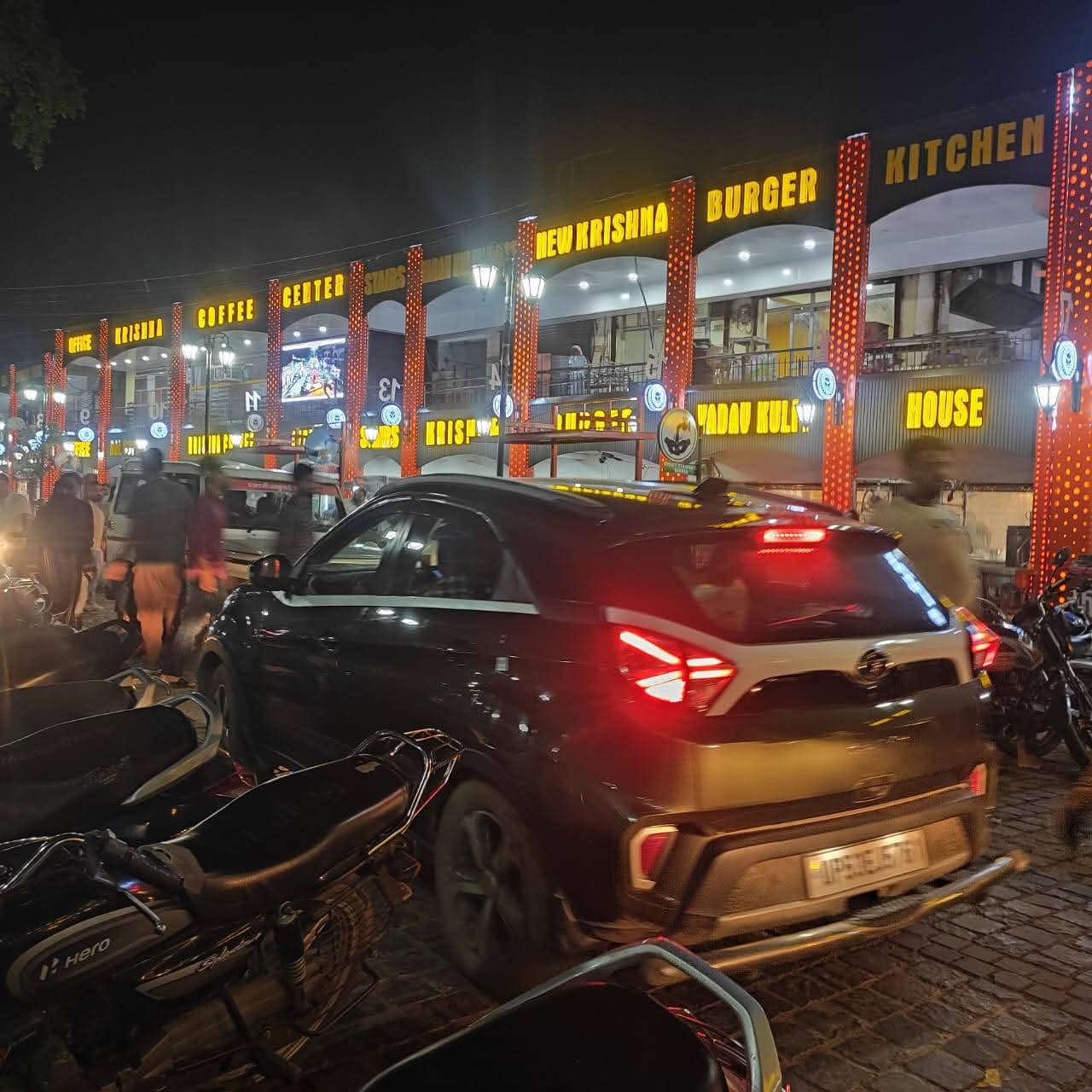 यह गोरखपुर की चटोरी गली का हाल है, जो पूरी तरह से नो पार्किंग व नो व्हीकल जोन घोषित है।