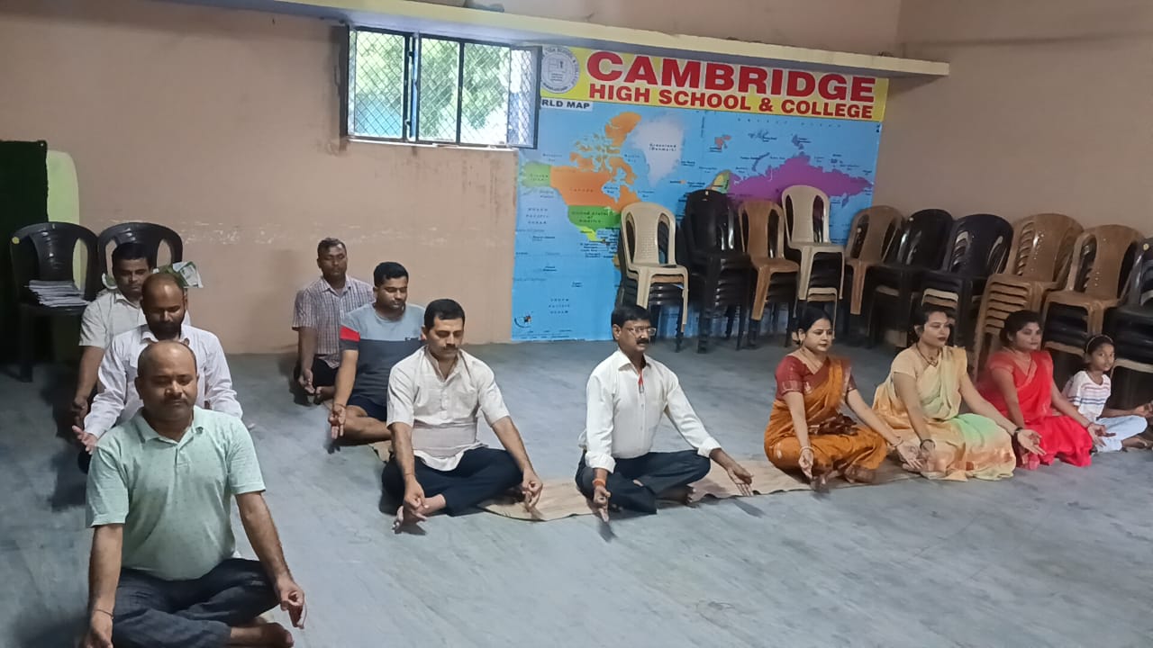 योग शरीर, मन और आत्मा को नियंत्रित करता है" — संतोष त्रिपाठी (प्रबंधक)