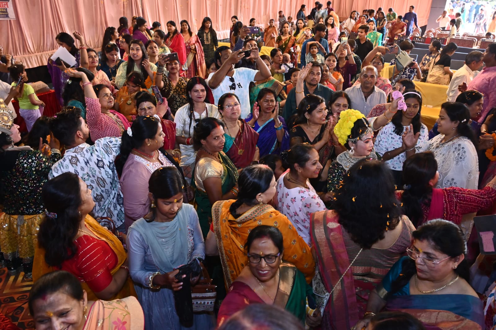 जायसवाल विकास समिति गोरखपुर के तत्वावधान में जायसवाल परिवार का होली मिलन सम्मान समारोह के साथ शगुन मैरेज हाउस शिवपुर सहवाजगंज गोरखपुर में सहभोज के साथ सम्पन्न हुआ।