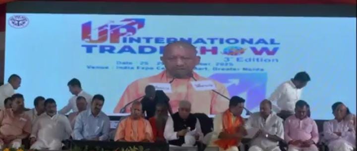 सीएम योगी ने गोरखपुर में यूपी ट्रेड शो स्वदेशी मेला का किया शुभारंभ