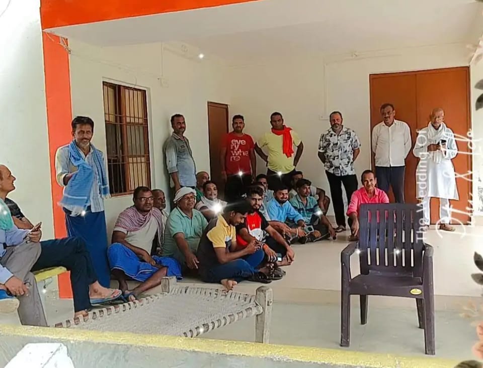 बिजली-पानी के संकट से जूझ रहे किसान, पावर हाउस घेरकर किया प्रदर्शन