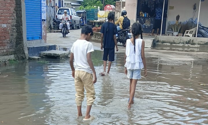 भारी उमस व तेज धूप के बाद आज 2.30 बजे से शुरू बारिश से ली आम जन मानस ने ली राहत की ली सांस