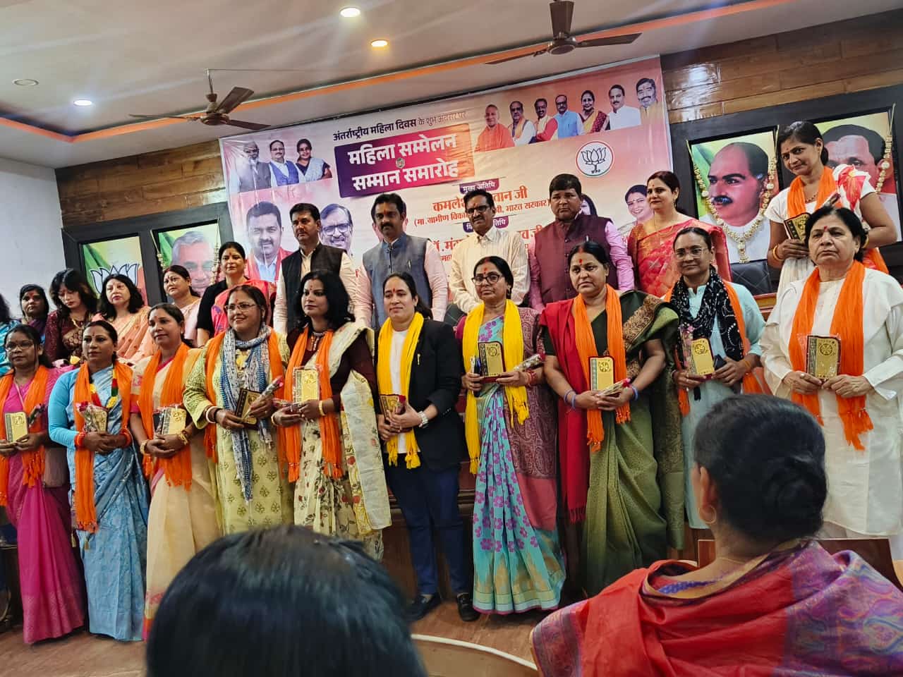 अंतर्राष्ट्रीय महिला दिवस के उपलक्ष्य में आज भाजपा महानगर कार्यलय बेनीगंज गोरखपुर में ग्रामीण विकास राज्य मंत्री माननीय श्री कमलेश पासवान जी के द्वारा स्वयं सहायता समूह की कार्यरत महिलाओं को सम्मानित किया गया