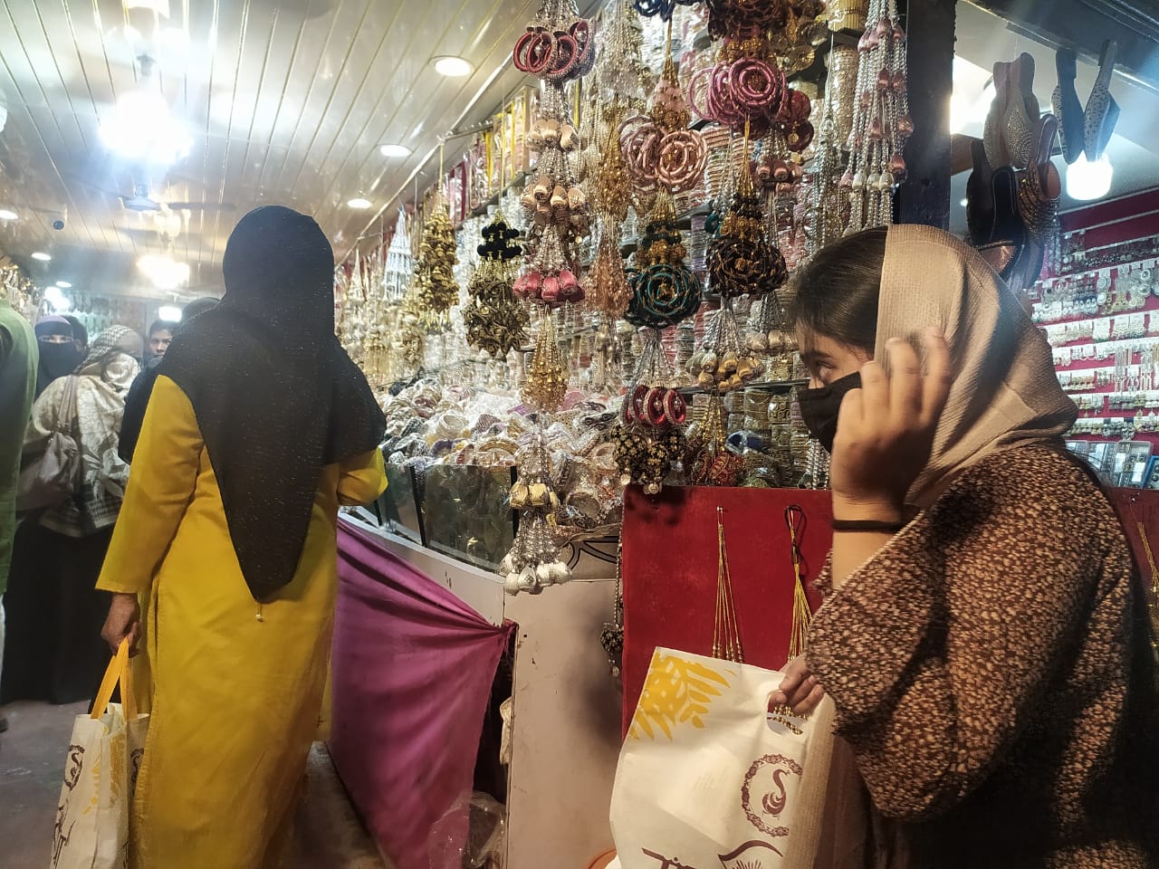 रमजान की इबादत में बाजार में ईद की रौनक