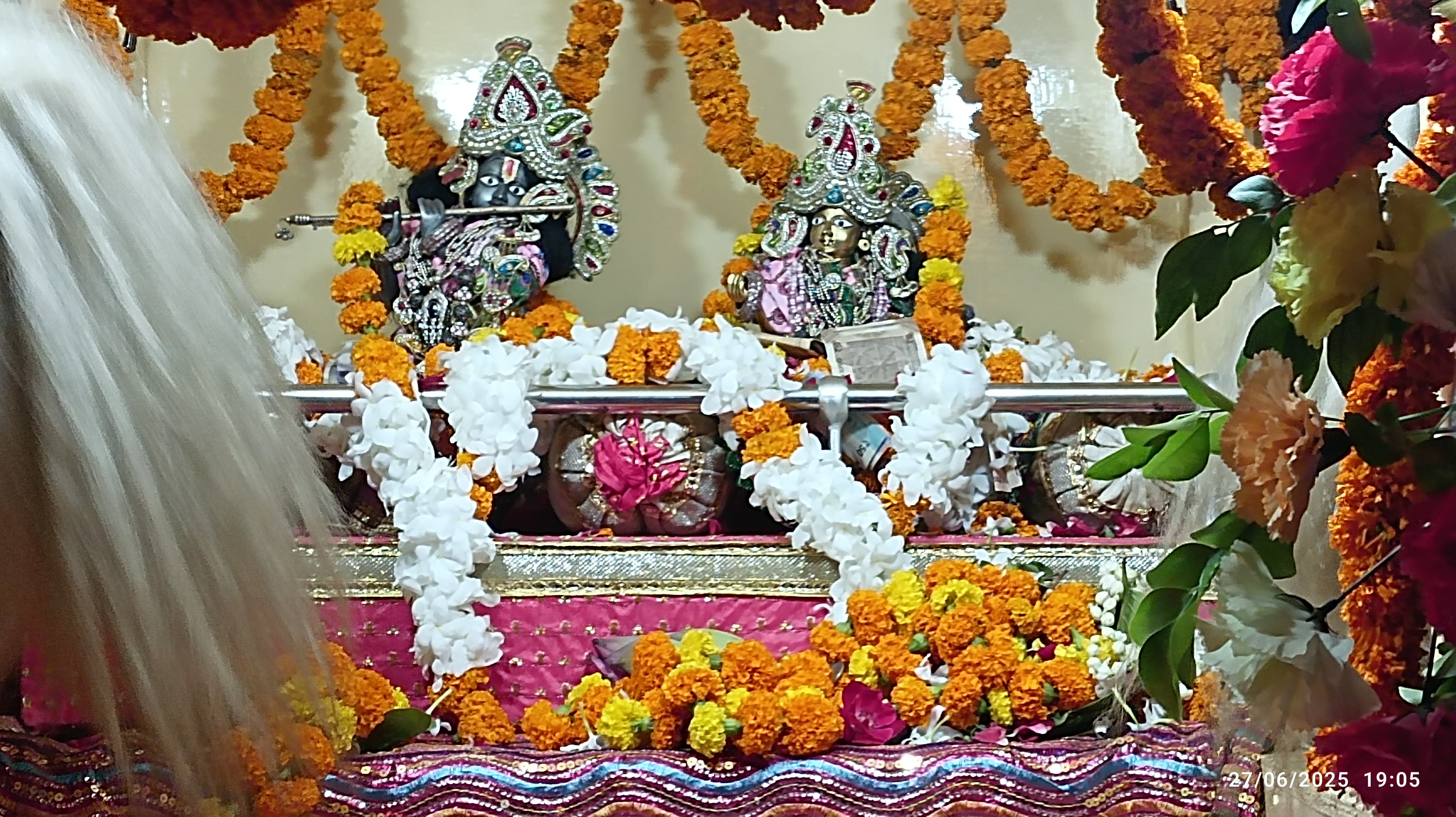 आज अष्टम दिवस पर, *श्रीमंमहात्रिपुरसुंदरी जी* का लौंग द्वारा सहस्रार्चन अत्यंत श्रद्धा, आस्था एवं विधिपूर्वक सम्पन्न हुआ।