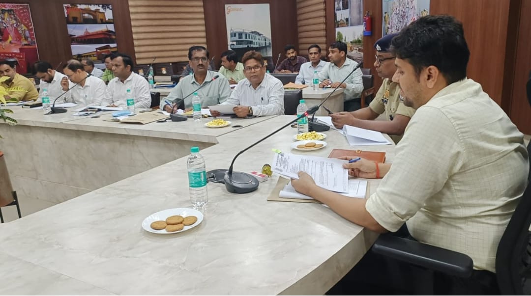 सड़क सुरक्षा समीति की बैठक में डीएम सख्त: बीएसए और एबीएसए का वेतन रोकने का आदेश