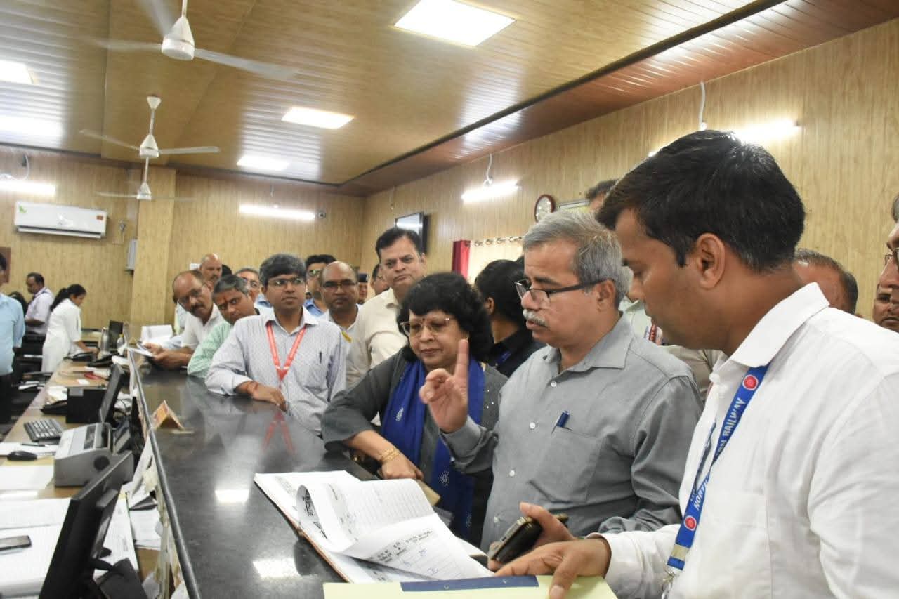 रेलवे बोर्ड महाप्रबंधक ने किया गोरखपुर जंक्शन का निरीक्षण