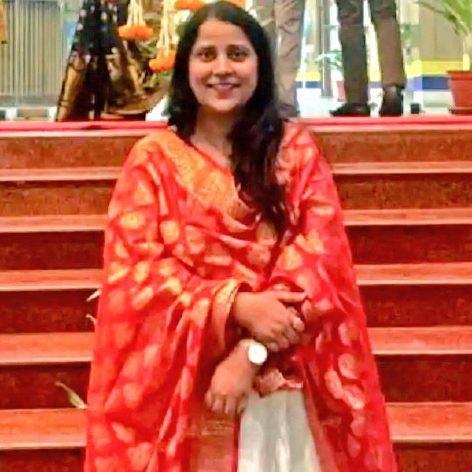 मथुरा में CBI ने यूको बैंक की सीनियर मैनेजर गरिमा सिंह चौहान को 2 लाख रुपए रिश्वत लेते पकड़ा।