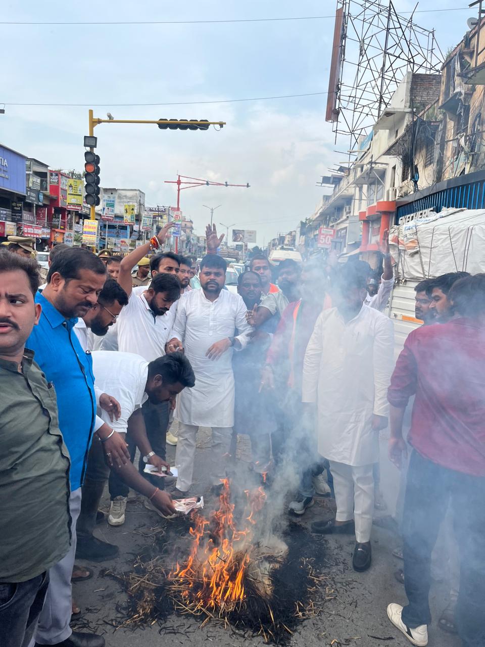 भाजपा युवा मोर्चा महानगर के कार्यकताओं ने फूंका अखिलेश यादव का पुतला