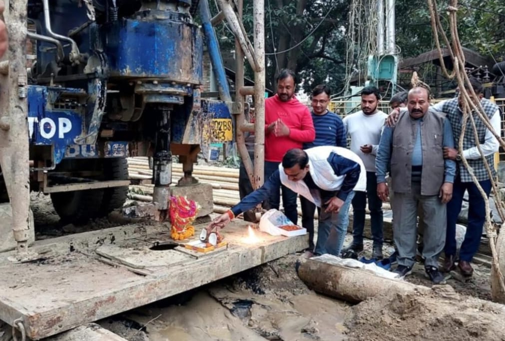 नौतनवा नगरवासियों को स्वच्छ पेयजल की आपूर्ति हेतु जलकल परिसर में आज नगर पालिका अध्यक्ष बृजेश मणि त्रिपाठी द्वारा पूजन अर्चन कर ट्यूबेल बोरिंग का कर शुरू कराया गया।