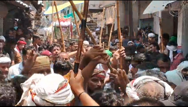 अखाड़ा जुलूस निकालते मुस्लिम समाज के लोग।