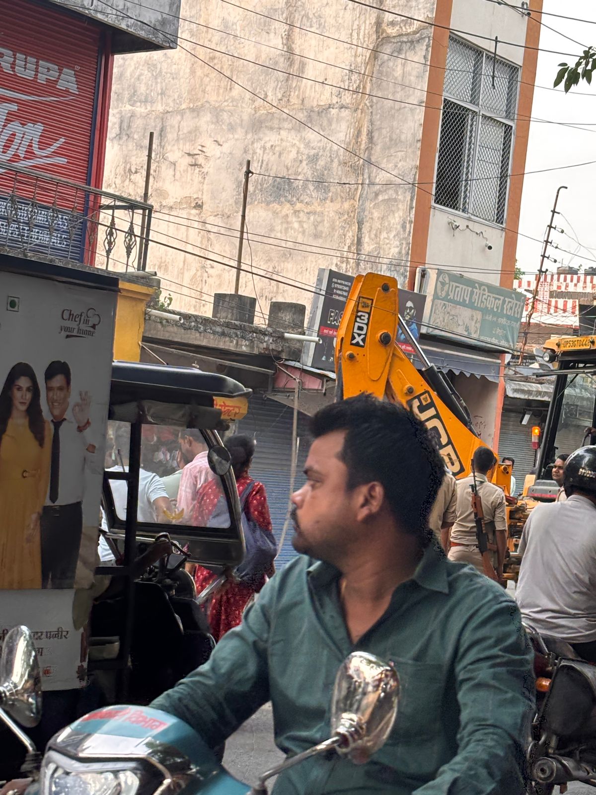 आज गोरखपुर महानगर में असुरन चौक से लेकर पादरी बाजार तक चला नगर निगम का बुलडोजर