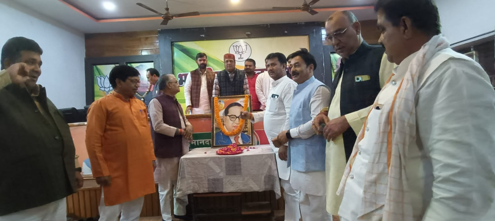 संविधान दिवस के अवसर पर संविधान की उद्देशिका के पाठन हेतु आज  बेनीगंज भाजपा कार्यालय पर महानगर अध्यक्ष राजेश गुप्ता के नेतृत्व में कार्यकताओं ने संविधान दिवस पर बाबा साहब भीमराव अम्बेडकर जी के चित्र पर पुष्पांजलि अर्पित किया।