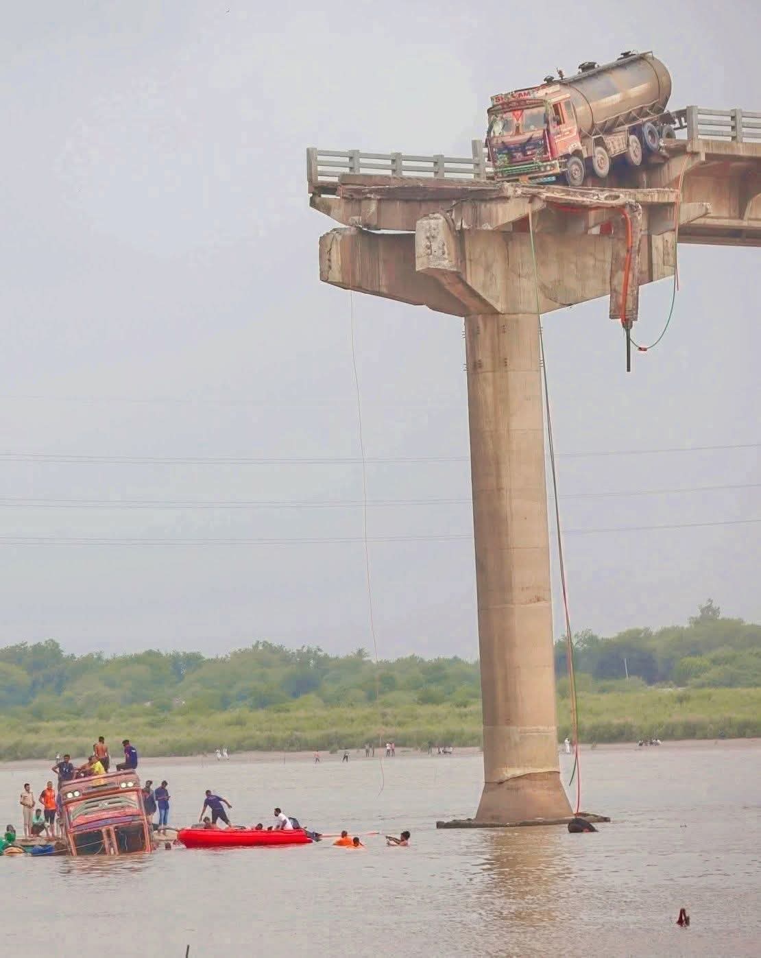 यह आज की ताजा दुर्लभ तस्वीर गुजरात की है।