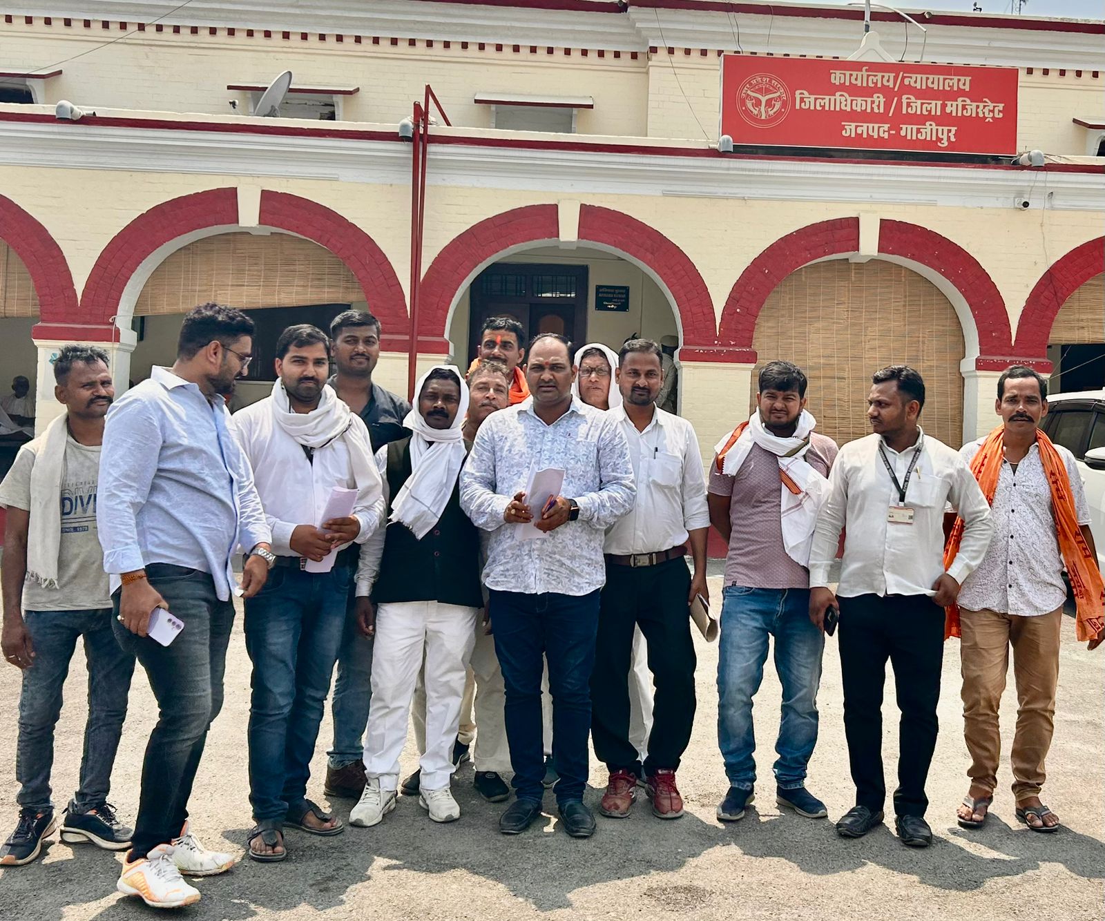 ख़ूनी सड़क" पर फिर बहा जनाक्रोश: विवेकानंद पाण्डेय के नेतृत्व में डीएम को सौंपा गया ज्ञापन, निर्माण में लापरवाही पर फूटा ग़ुस्सा