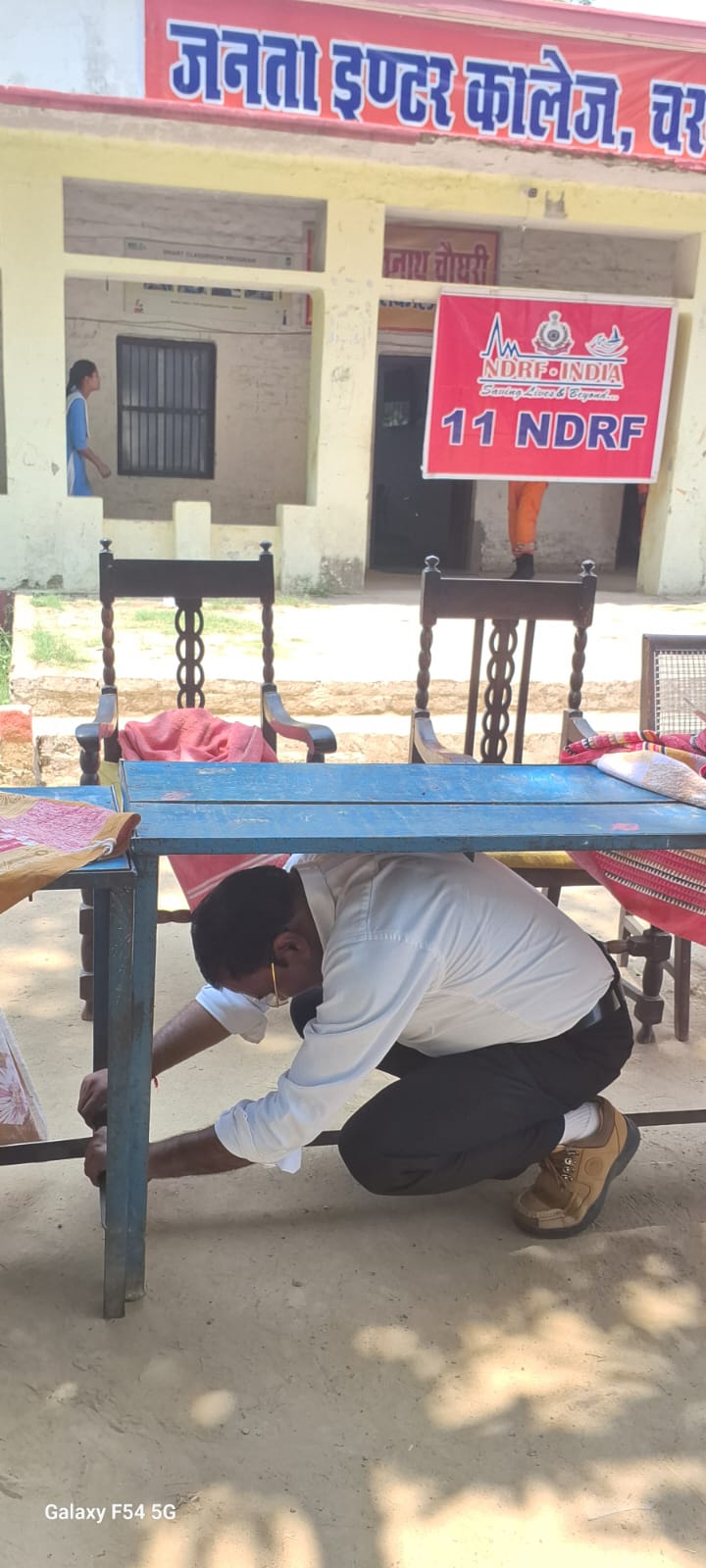 जनता इंटर कॉलेज चारगांव के छात्रों को मॉकड्रिल का अभ्यास कराया गया एनडीआरएफ टीम