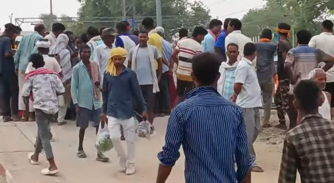 रेलवे स्टेशन पर करंट ने ली मासूम की जान, प्लेटफार्म पर फैला कोहराम, ग्रामीणों ने लापरवाही पर जताया रोष