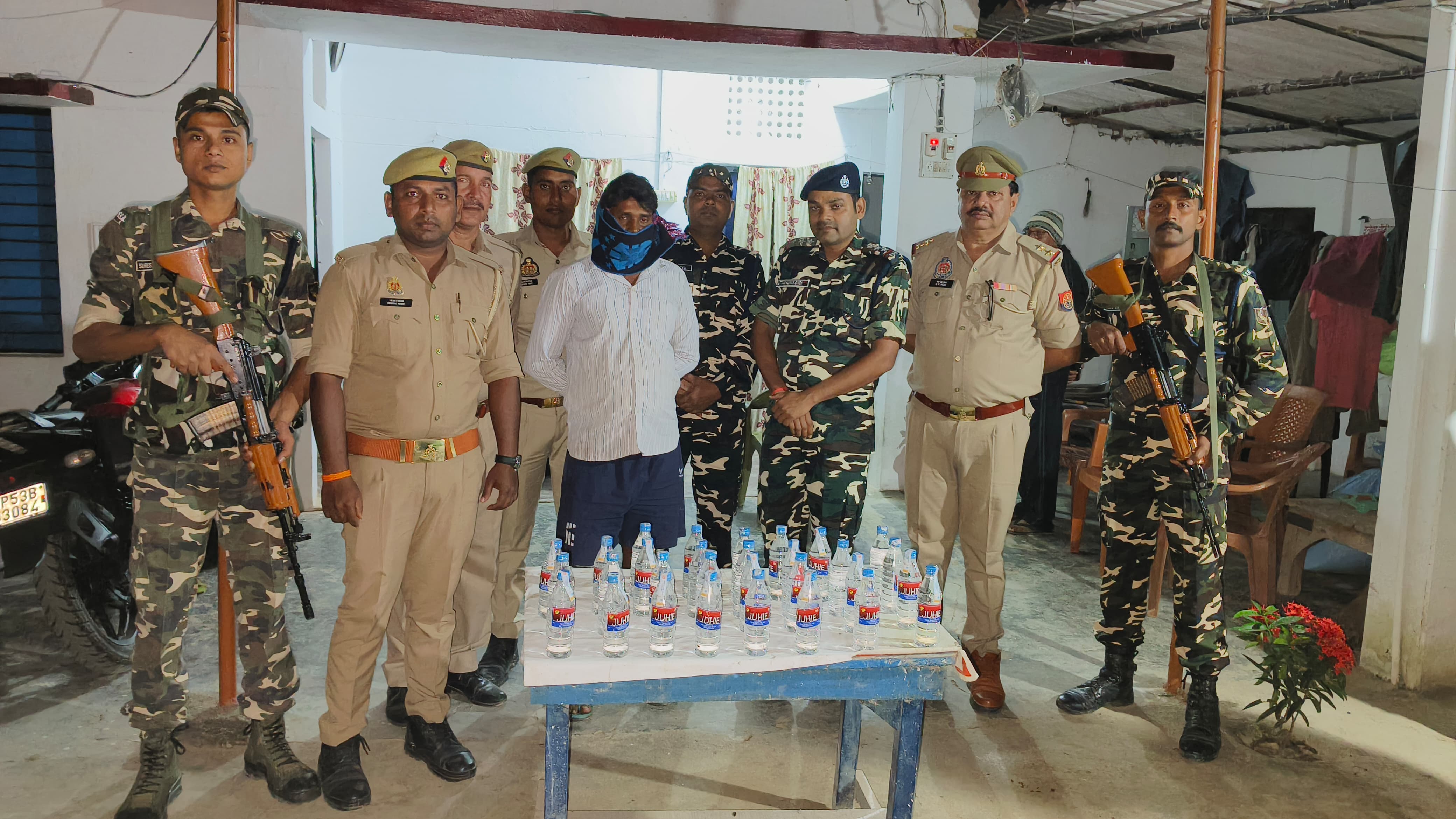 एसएसबी और पुलिस की संयुक्त टीम ने 30 शीशी नेपाल शराब के साथ अभियुक्त को किया गिरफ्तार